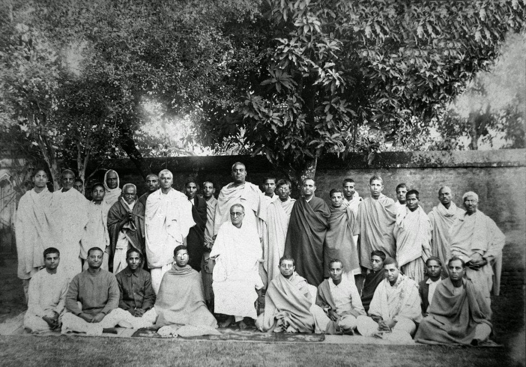Bhaktisiddhanta 1558 with devotees