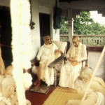 Zdjęcia. Bhaktiwedanta Swami Srila Prabhupada odwiedza Srila Bhakti Rakszaka Sridhara Dev-Goswamiego Maharadźa