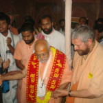Bhakti Ballabh Tirtha Goswami Maharadża odwiedza Vrinda Kunja Aśram